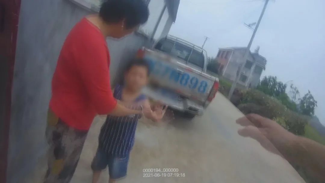 DƬ
